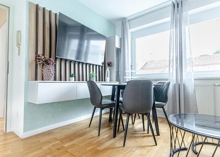 Chic & Comfortable 1br & 1lr Apartment *